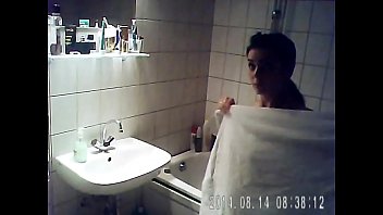Заросшая лобковыми волосами японочка организовала минет юному ухажеру в ванной комнате